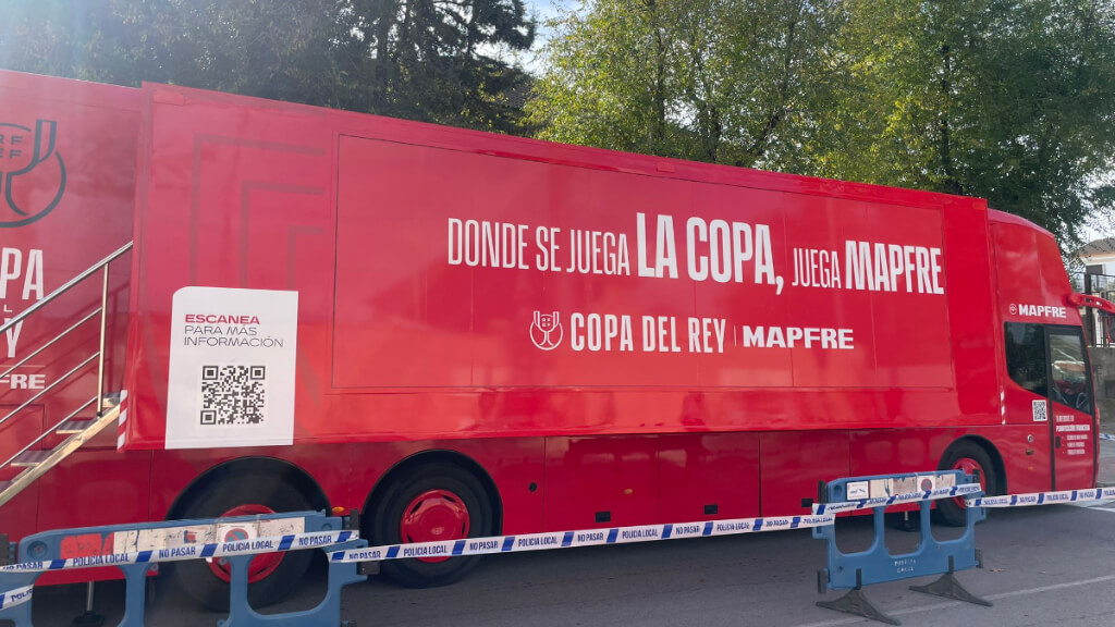 El bus donde verán el sorteo de Copa del Rey el Navalcarnero (Fuente: ElDesmarque)
