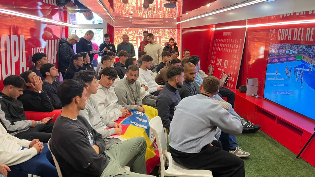 Los jugadores del Navalcarnro esperando al sorteo de Copa del Rey (Fuente: ElDesmarque)