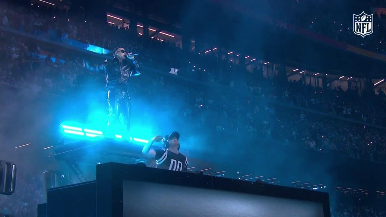 Bizarrap y Daddy Yankee en el medio tiempo del Madrid Game. 