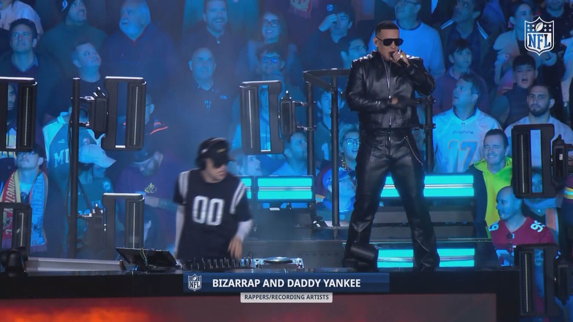Bizarrap y Daddy Yankee, en el descanso del partido de la NFL en el Bernabéu.