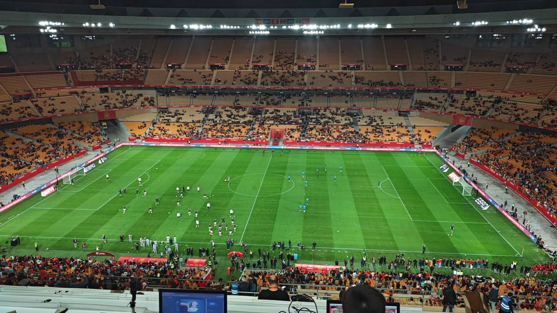 España y Turquía calientan en La Cartuja.