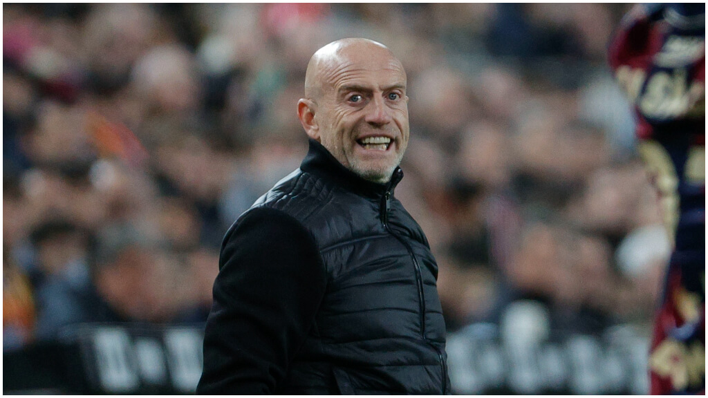 Julián Calero, durante el Valencia - Levante. (EFE)