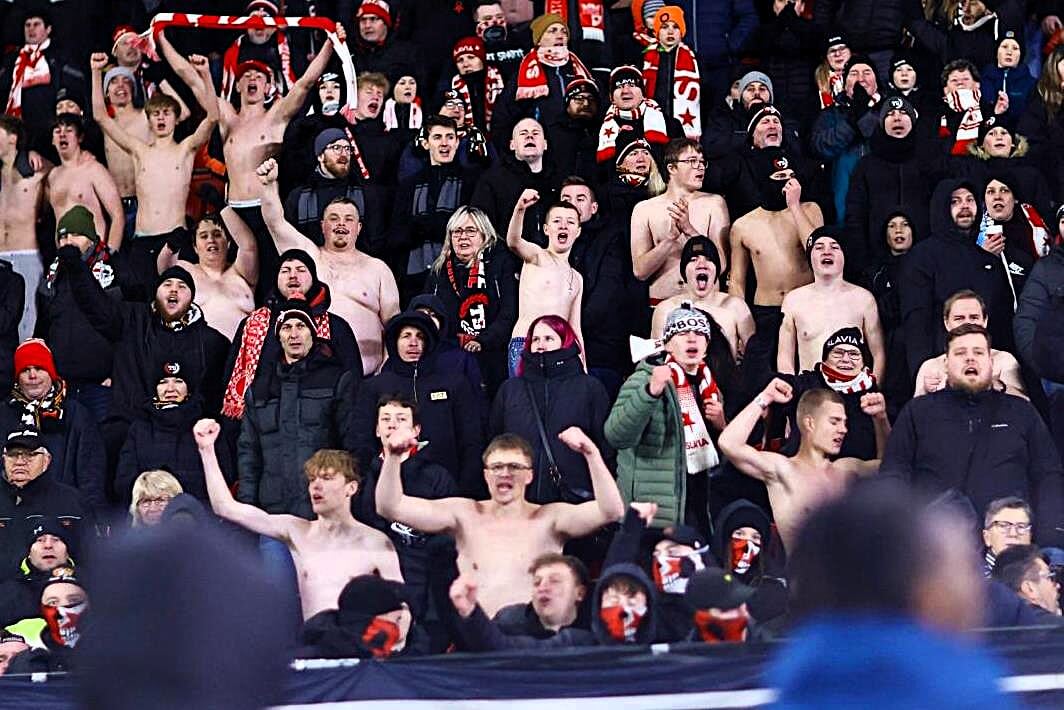 La afición del Slavia de Praga no le tiene miedo al frío en el Fortuna Arena.