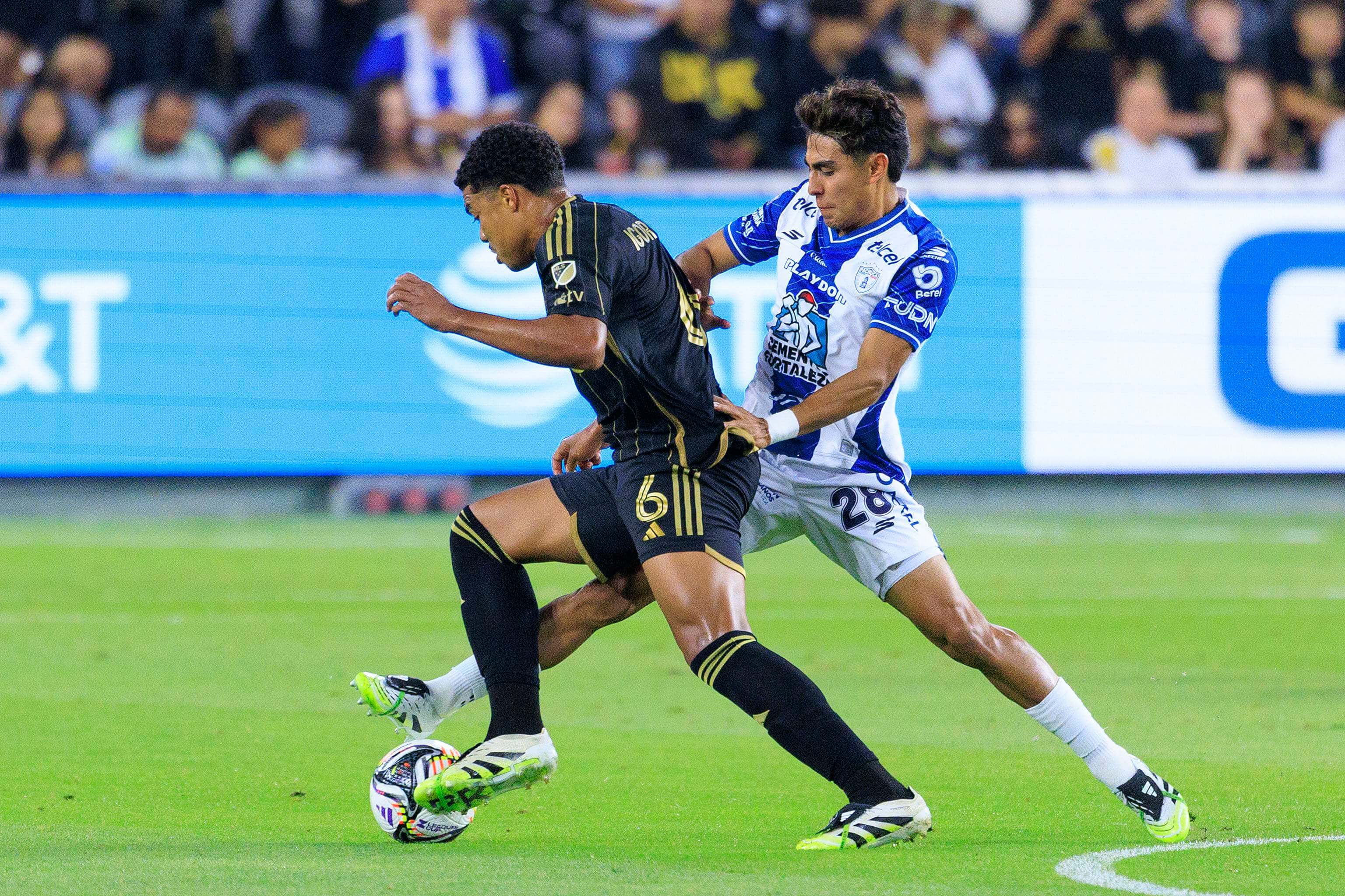Elías Montiel, durante un partido con Pachuca (Foto: Cordon Press).