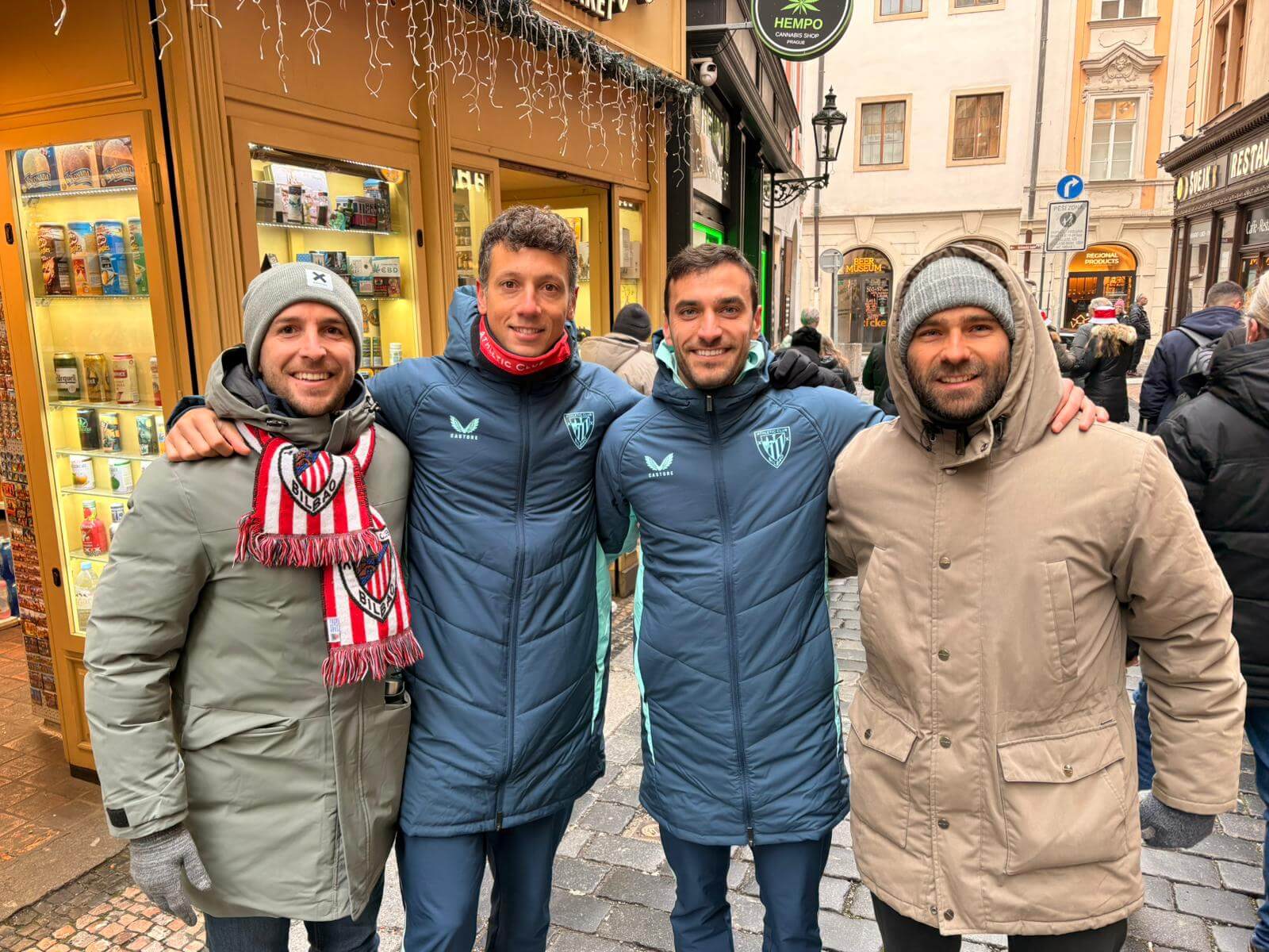 Aficionados y jugadores del Athletic viven la Champions League en Praga (Foto: ElDesmarque).