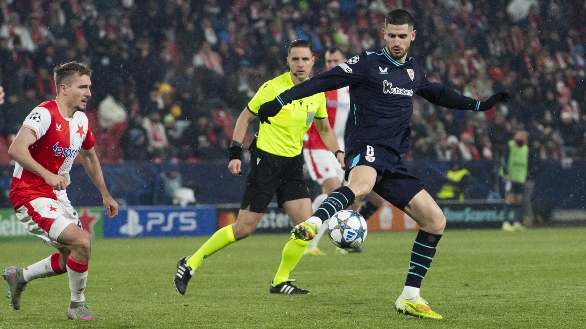 Oihan Sancet en acción ante el Slavia en Champions en Praga (Foto: Athletic Club).