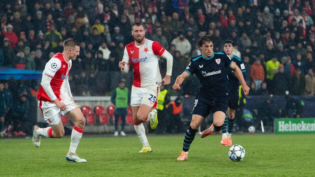 Unai Gómez la conduce ante el Slavia en Champions en Praga (Foto: Athletic Club).