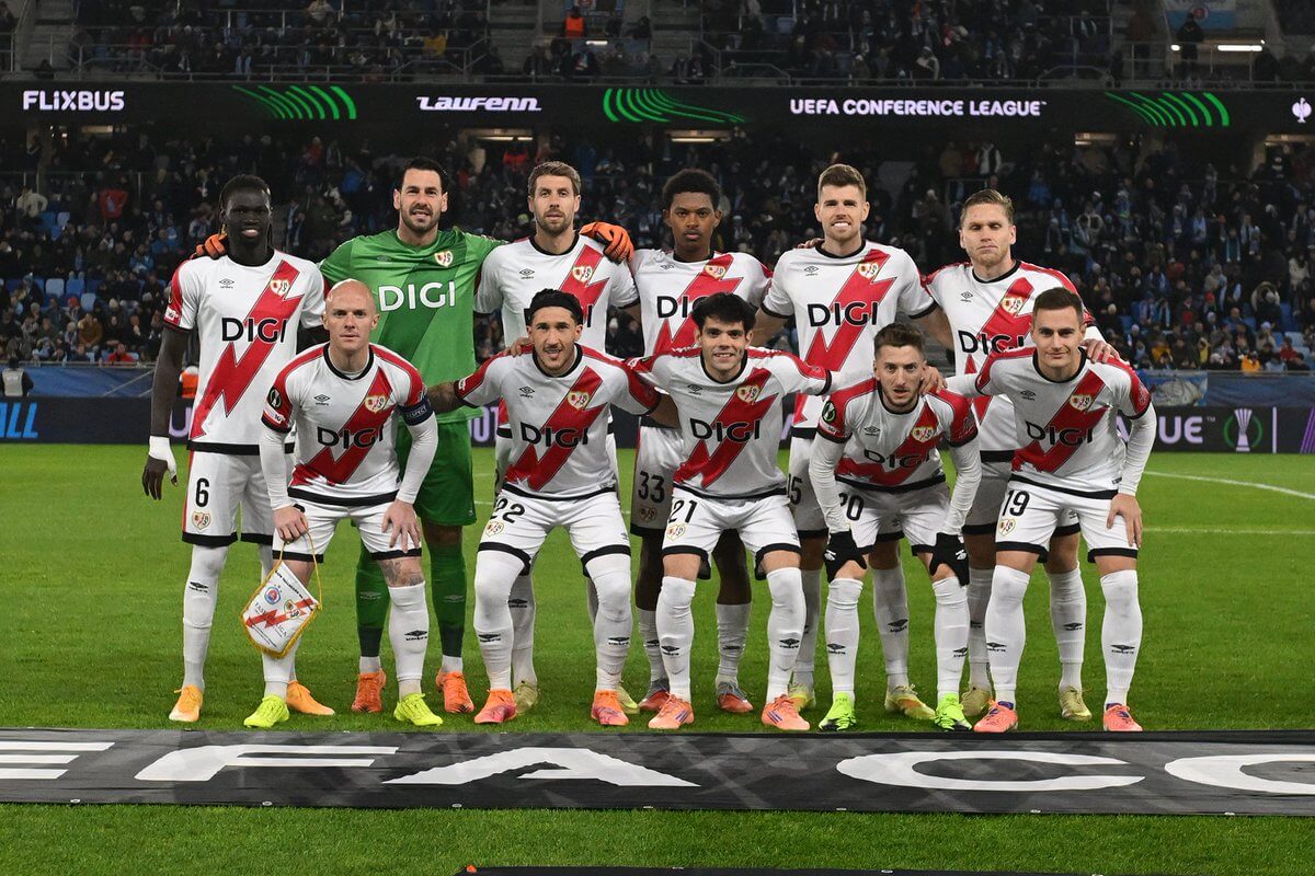 Once rayista ante el Slovan Bratislava. (Foto: Rayo Vallecano)