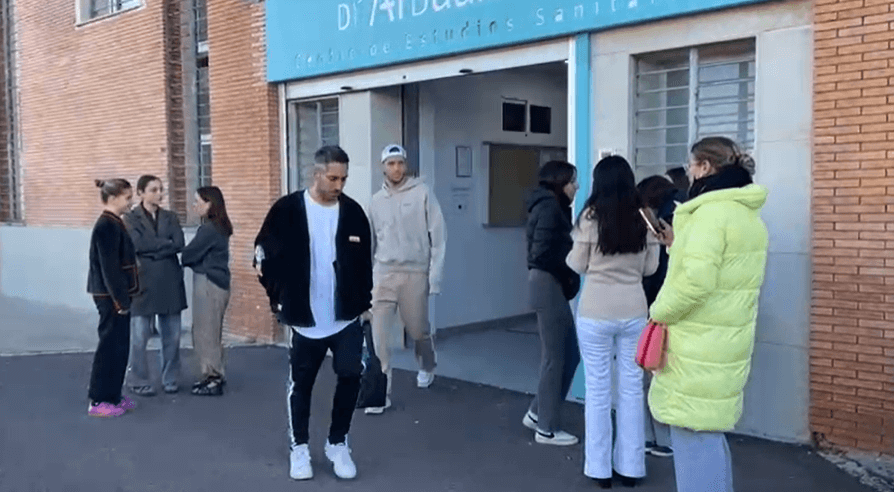 Lo Celso, a la salida de la clínica.