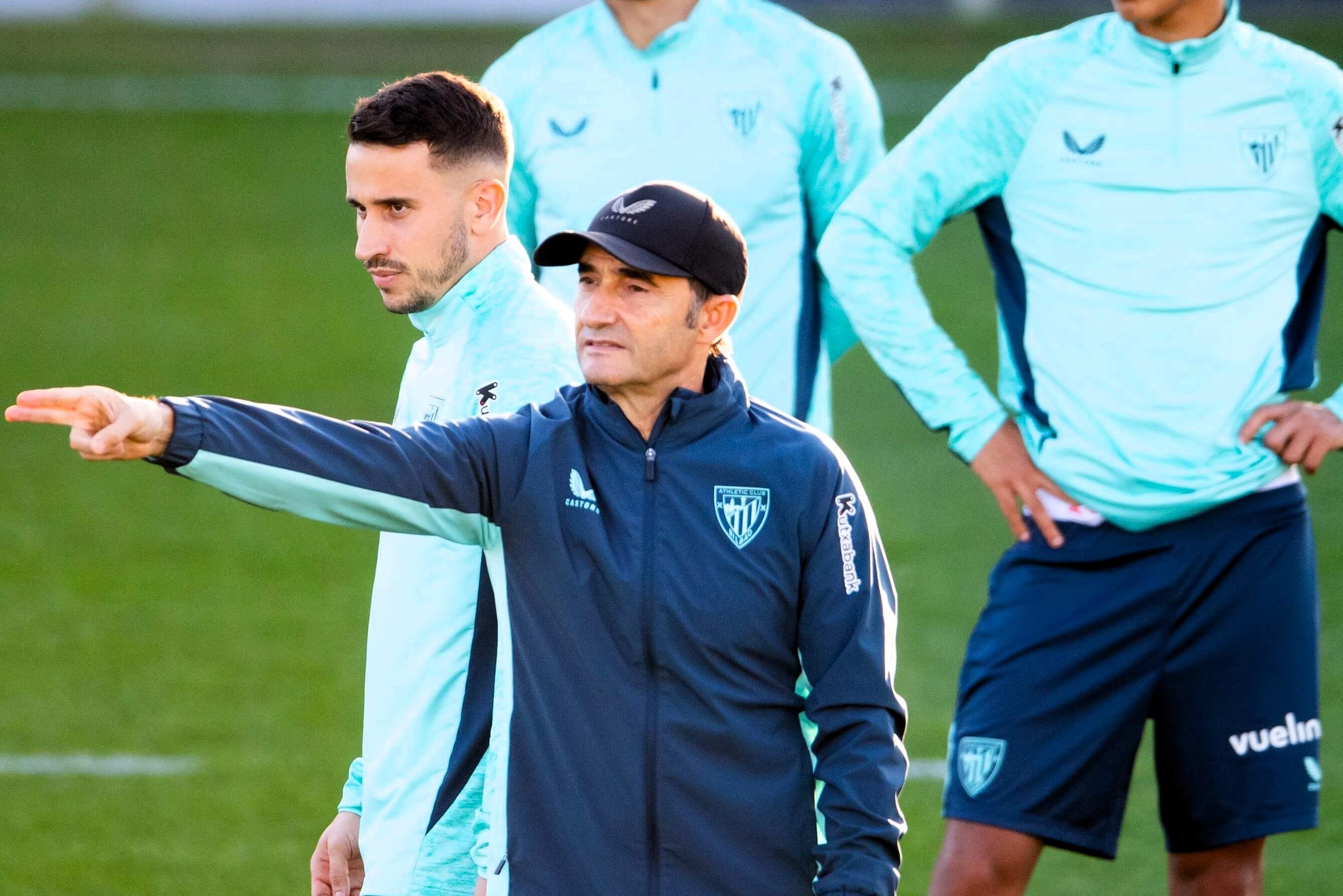 Ernesto Valverde da instrucciones en un entrenamiento en Lezama (Foto: Athletic Club).