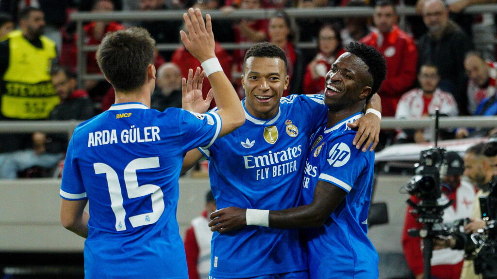 Güler, Mbappé y Vinicius se abrazan tras un gol (Cordon Press)