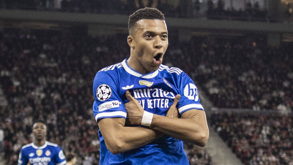 Güler, Mbappé y Vinicius se abrazan tras un gol (Cordon Press)