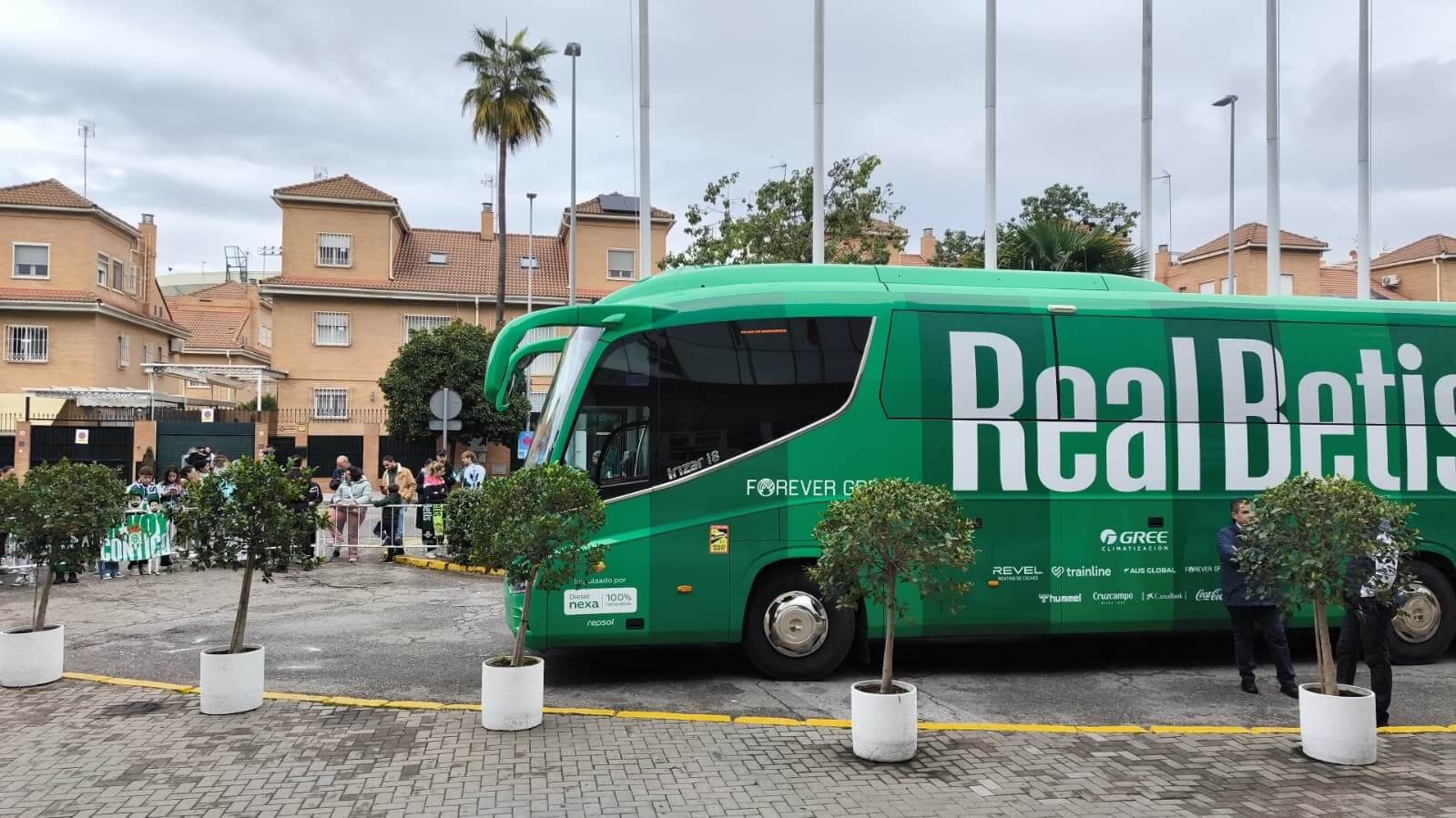 El autobús del Betis, preparado en Heliópolis (Foto: Kiko Hurtado).