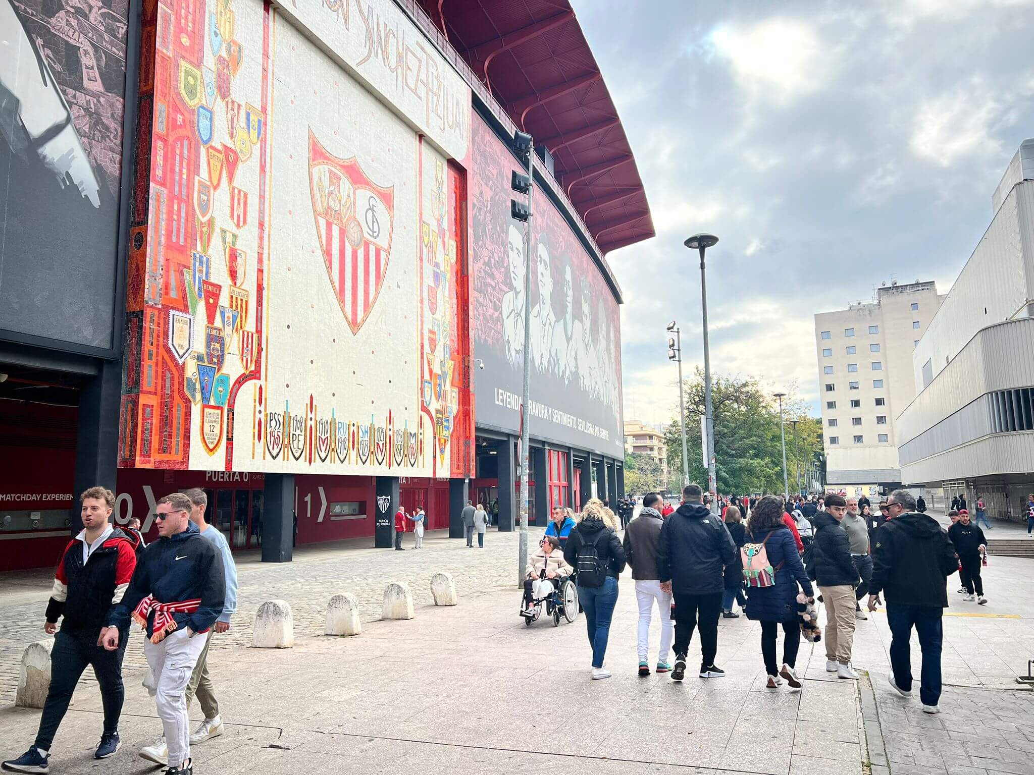 La zona anexa al estadio Sánchez-Pizjuán, a tres horas del derbi.