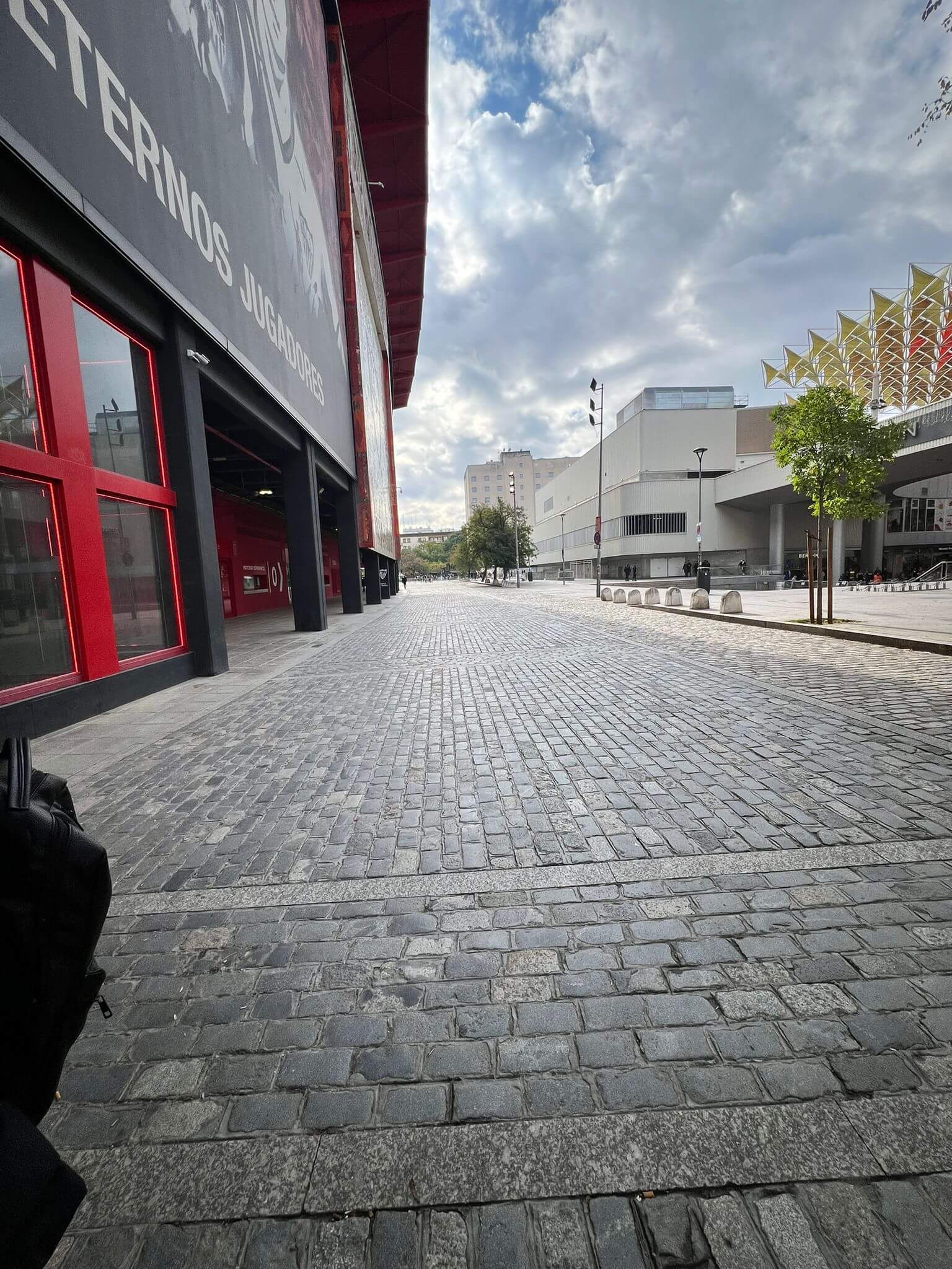 Los aledaños del Sánchez-Pizjuán, preparado para el derbi.