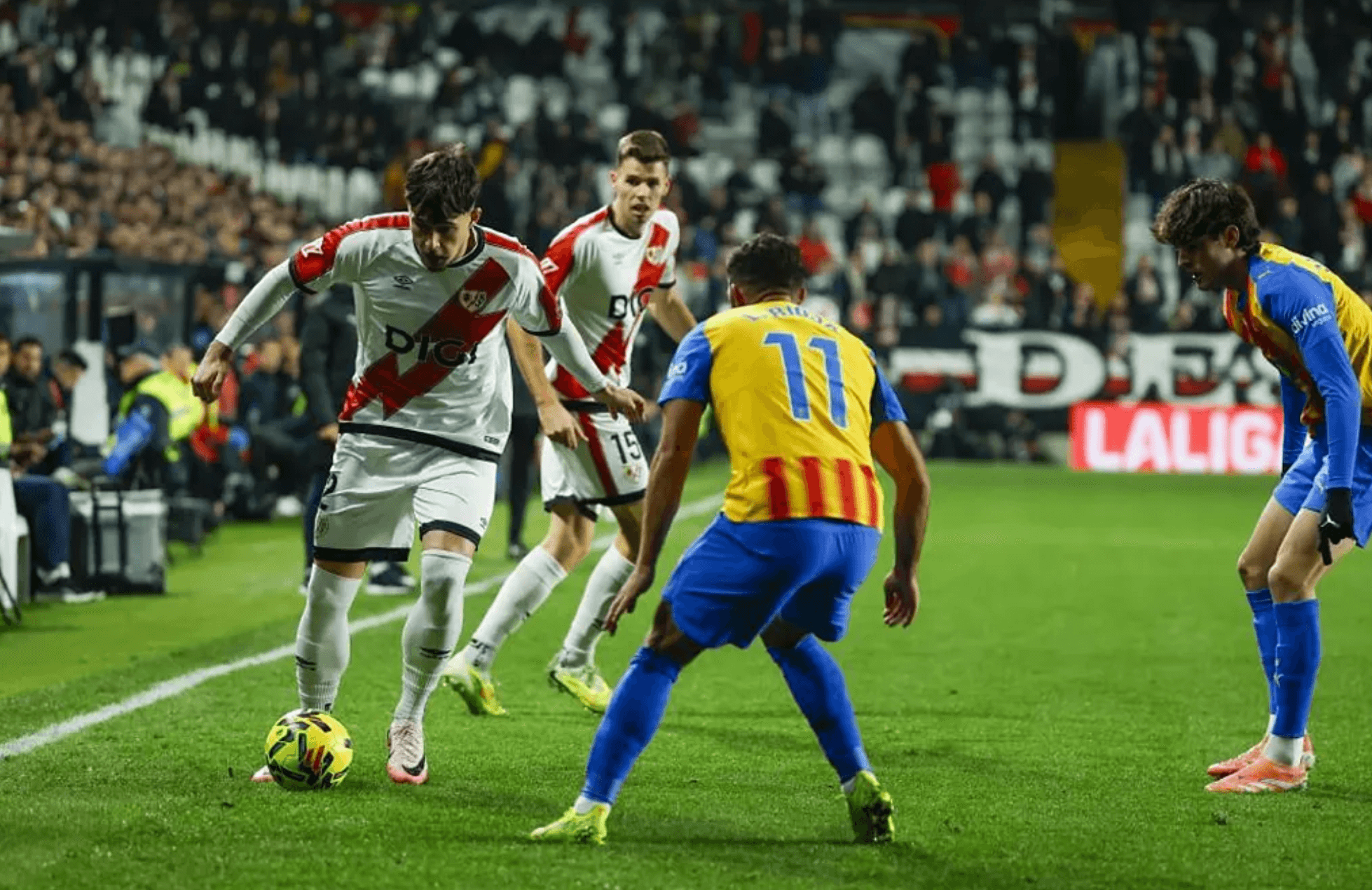 Andrei Ratiu, pegado a la banda, intenta superar a Luis Rioja. (Foto: EFE)