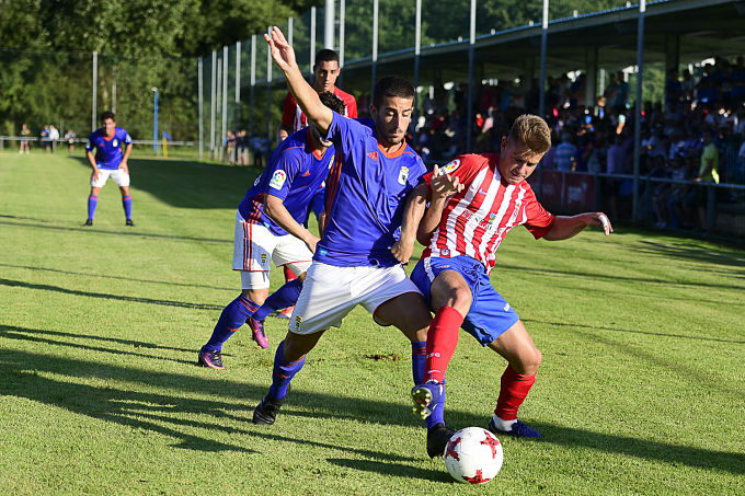Una jugada del duelo entre el Sporting B y el Real Oviedo Vetusta de la pasada temporada (Foto: Laura Caraduje).
