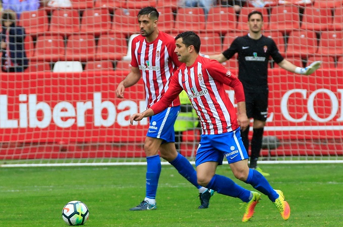 Álex López, durante un partido con el Sporting (Foto: Luis Manso).