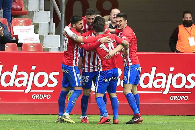 Jugadores del Sporting celebrando un gol de la pasada temporada (Foto: Luis Manso).