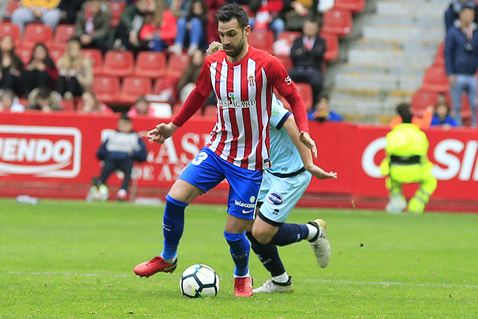Alberto Guitián, en un partido con el Sporting (Foto: Luis Manso).