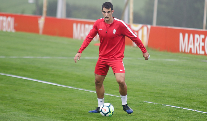 Claudio durante un entrenamiento con el Sporting (Foto: Luis Manso).