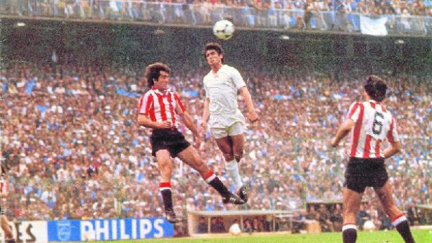 'Goiko' salta con Carlos Santillana en un partido en el Bernabeu