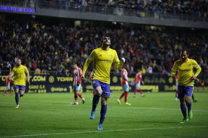 Eugeni celebra un gol con el Cádiz (Foto: Cristo García).