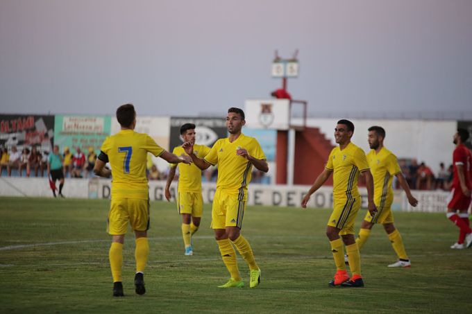 Varios jugadores del Cádiz, en el Barbate-Cádiz de la pasada pretemporada (Foto: Cristo García).