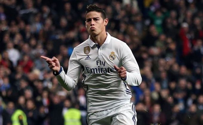 James celebra uno de sus tantos al Sevilla.