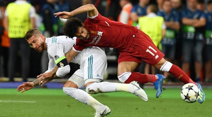 La polémica acción entre Sergio Ramos y Salah en la final.