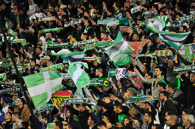 Aficionados del Betis, en un partido en el Villamarín (Foto: Kiko Hurtado).