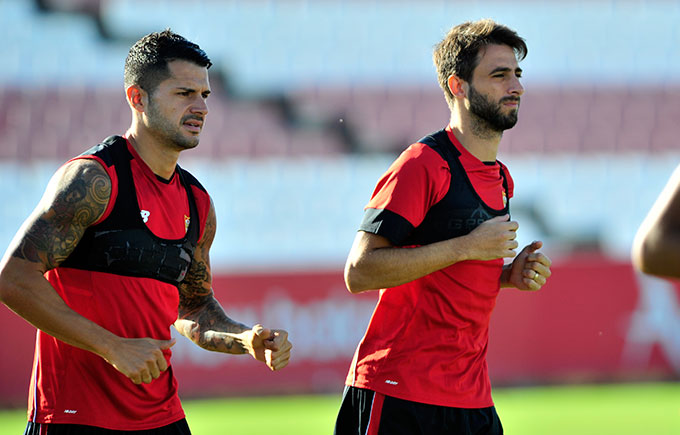 Vitolo y Pareja, entrenando con el Sevilla.