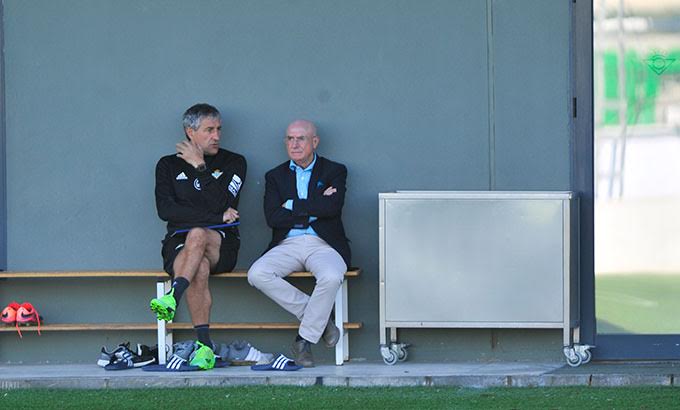 Quique Setién y Serra Ferrer charlan en un entrenamiento del Betis de la pasada temporada (Foto: Kiko Hurtado).