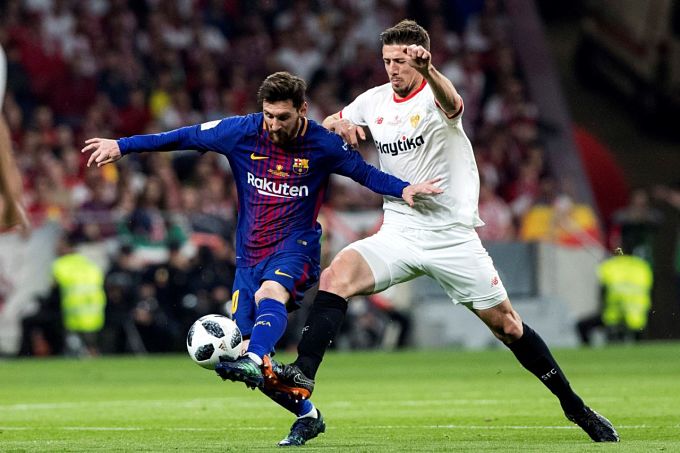 Lenglet presiona a Messi en la final de Copa.