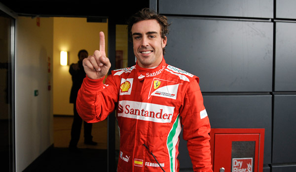 Alonso, saludando tras lograr la pole.