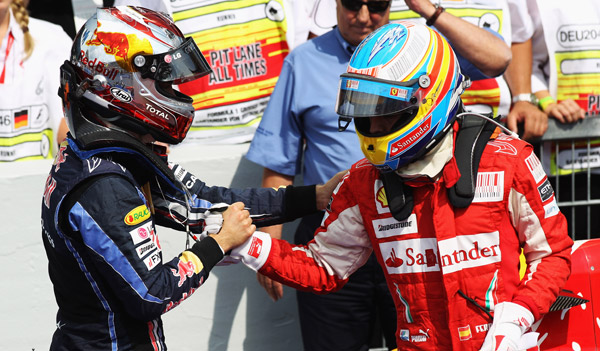 Alonso y Vettel, saludándose.