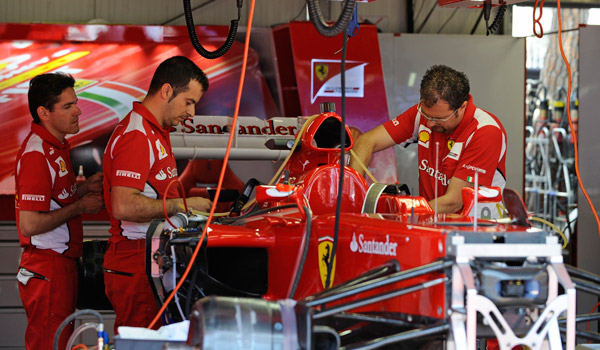 Mecánicos de Ferrari trabajando en el F2012.