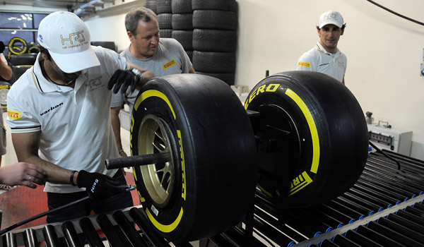 Los pilotos de HRT, en la fábrica de Pirelli.
