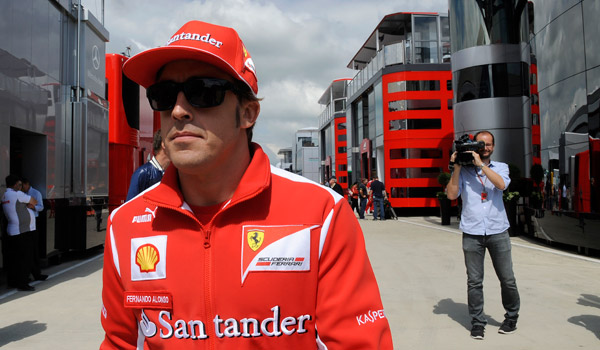 Fernando Alonso llegando a Silverstone.