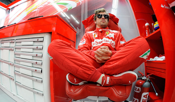 Fernando Alonso, en el box de Ferrari.
