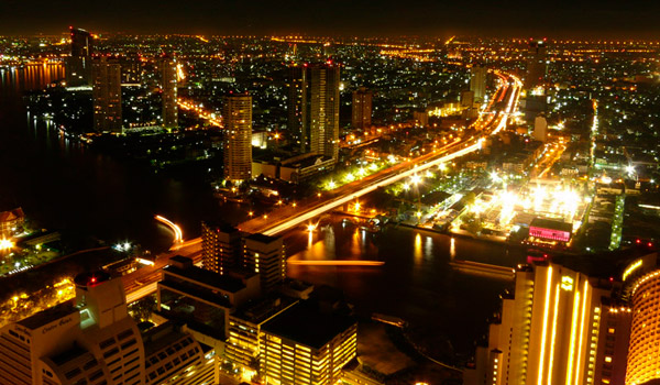 Imagen nocturna de Bangkok.