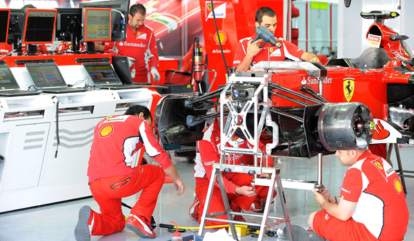Técnicos de Ferrari trabajando en el F2012.