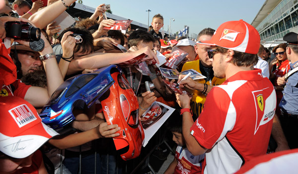 Alonso, firmando autógrafos en Monza.
