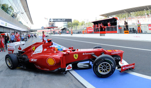 Alonso, saliendo del box de Ferrari.