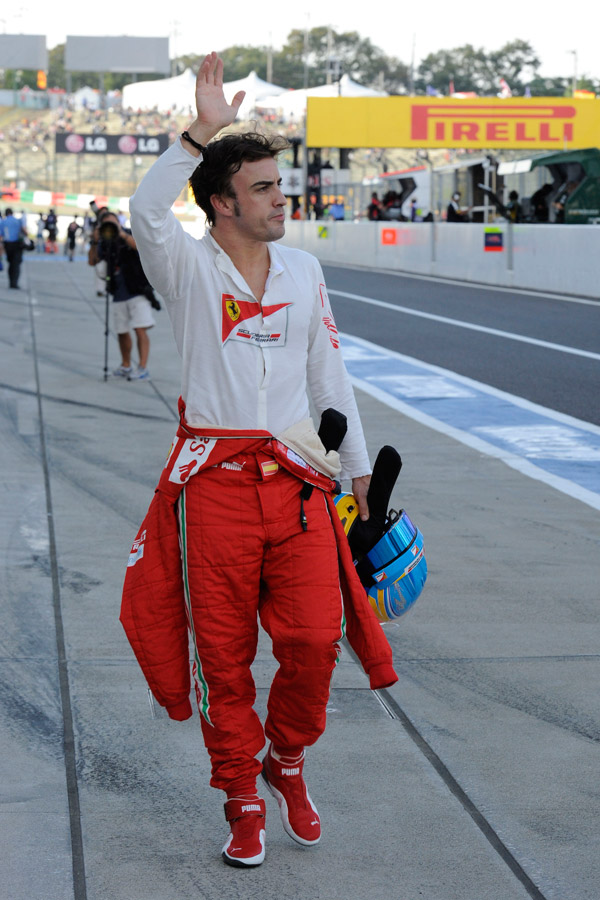 Alonso, caminando por el paddock de Suzuka.