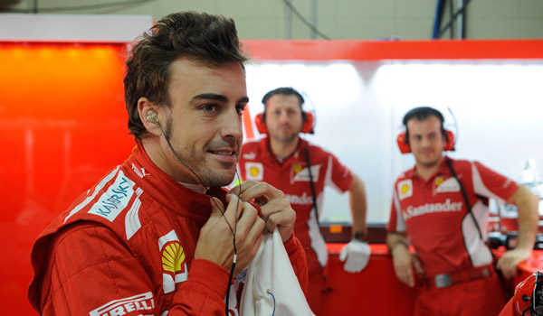 Alonso, en el box de Ferrari este año.