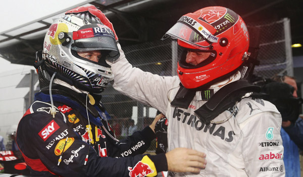 Vettel, felicitado por Schumacher.