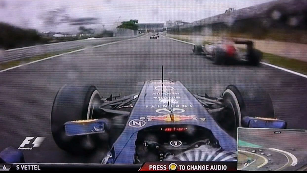 Vettel, realizando el adelantamiento.