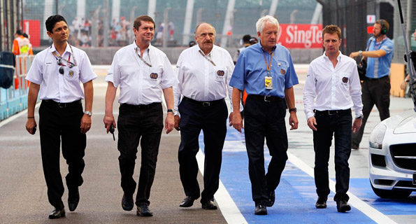 Charlie Whiting con comisarios de la FIA.