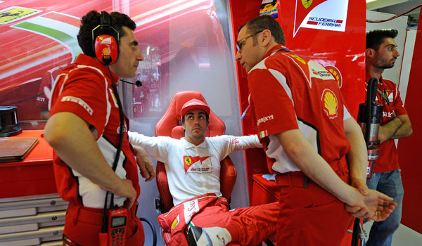 Stella, Alonso y Domenicali, en el box.